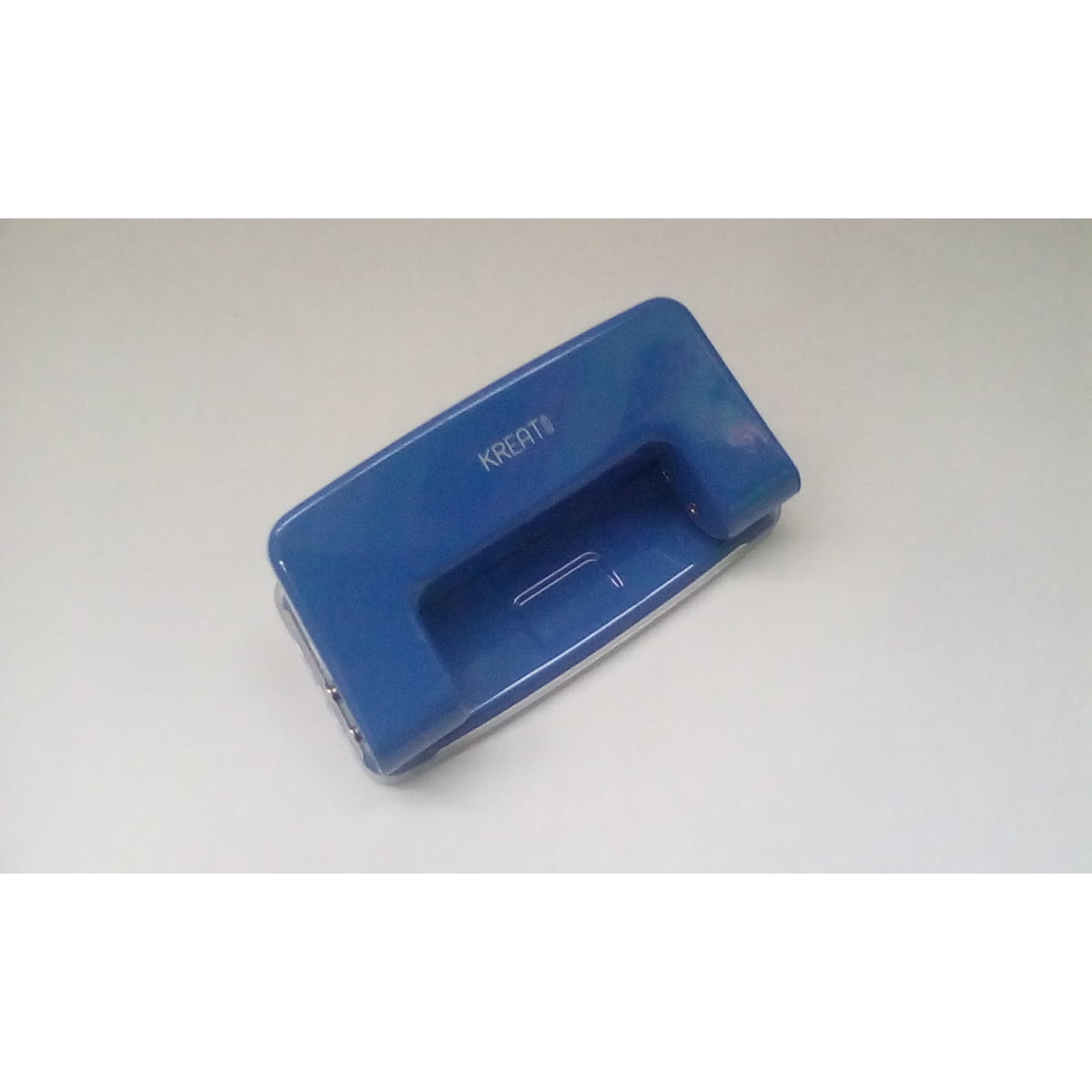 Paper punch biru untuk melubangi kertas dokumen