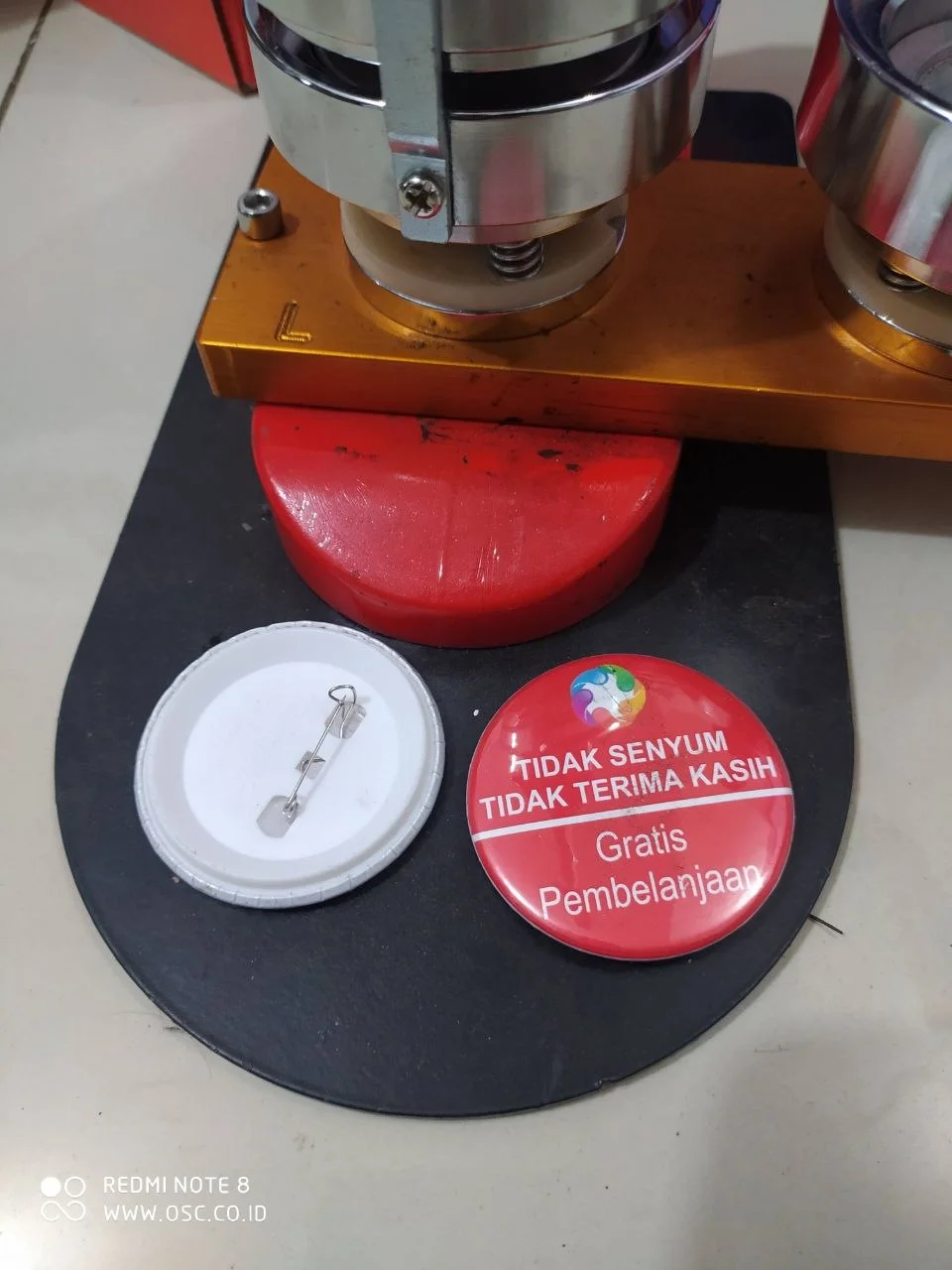 Contoh bagian depan dan peniti belakang pin biasa 58 mm
