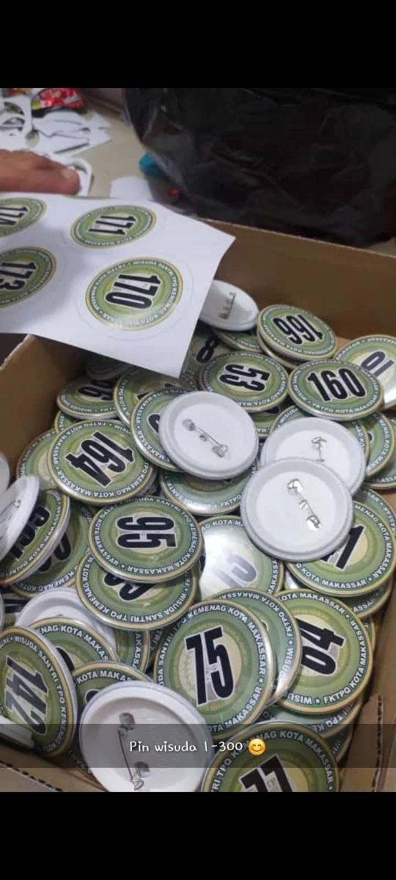 Contoh produksi pin nomor peserta wisuda dengan desain custom